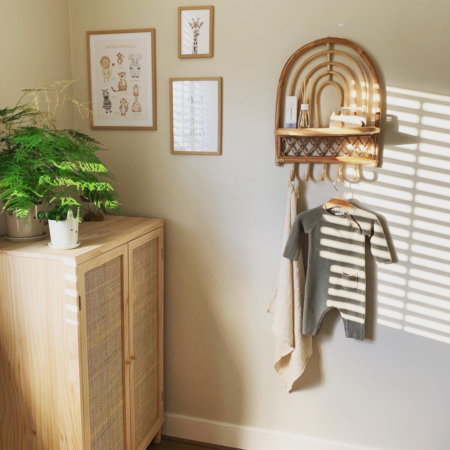 Rotan Wandplank met kapstok Mau